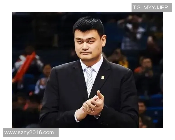 姚明与科尔重聚篮球场，共同回忆昔日辉煌与友谊的温暖时刻