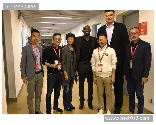 姚明与张浩亲密合影展现友谊与体育精神的完美结合 姚明与张浩亲密合影展现友谊与体育精神的完美结合