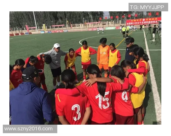 追逐足球明星的女生们在绿茵场上绽放青春与梦想的光芒