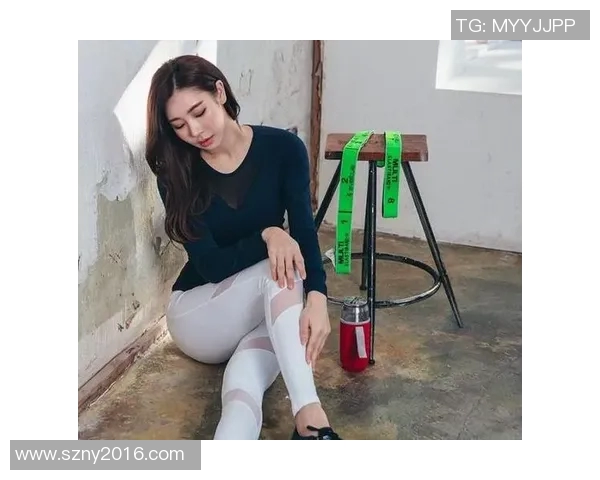 足球明星魅力四射宣传照片展现运动精神与时尚风采 足球明星魅力四射宣传照片展现运动精神与时尚风采